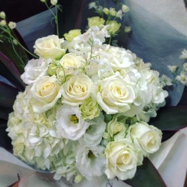 真っ白花束｜「アロマブルーム」　（岡山県倉敷市の花キューピット加盟店 花屋）のブログ